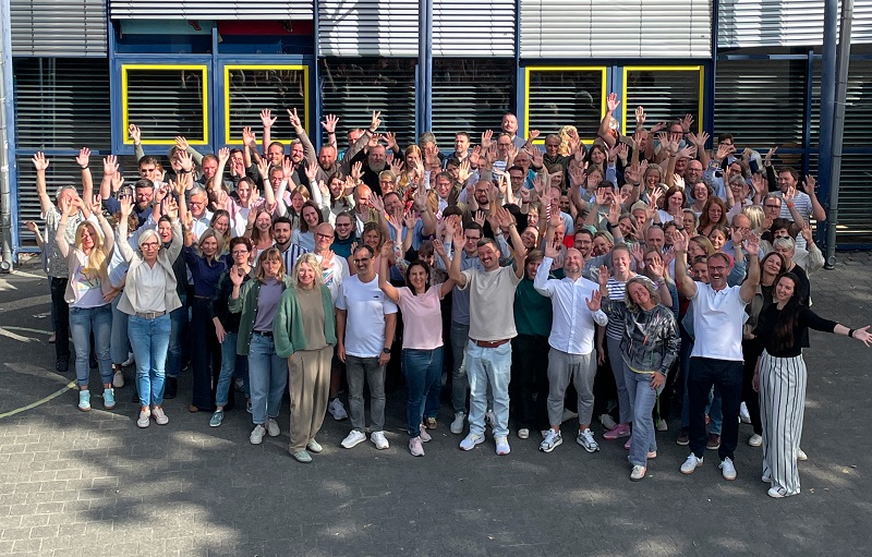 2025 26 Kollegium winken 10 querformat dies nehmen klein